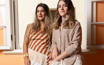 Irmãs transformam experiência familiar em marca de décor com foco em almofadas autorais