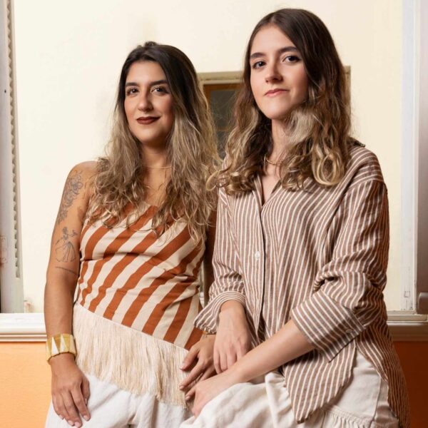 Irmãs transformam experiência familiar em marca de décor com foco em almofadas autorais