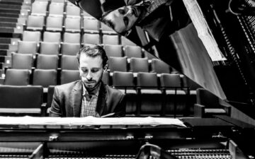Pablo Rossi emociona público em recital no Teatro Iguatemi