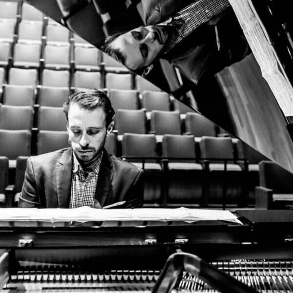 Pablo Rossi emociona público em recital no Teatro Iguatemi