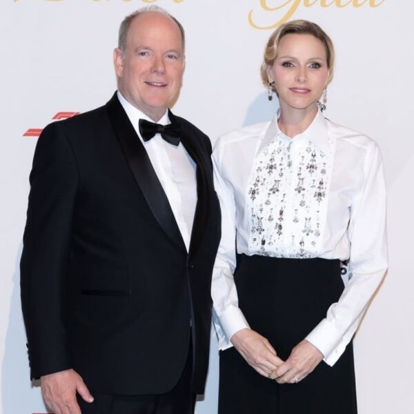 Príncipe Albert e princesa Charlene prestigiam jantar de gala do Grande Prêmio de Mônaco