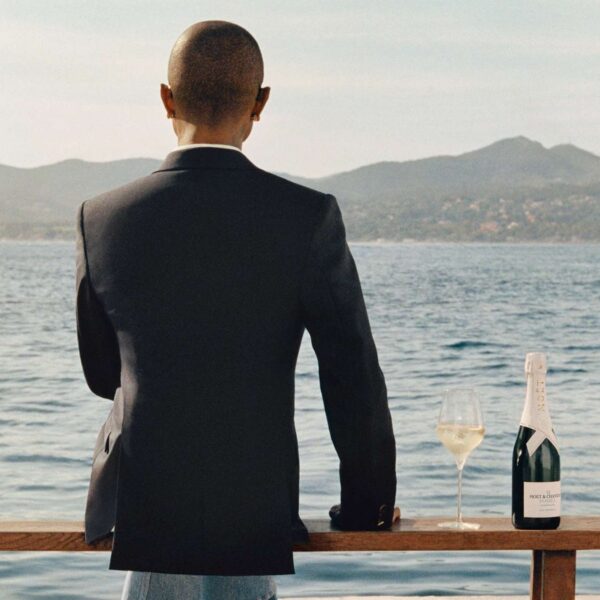 Champanhe, verão e Pharrell Williams unem-se em homenagem ao estilo de vida mediterrâneo