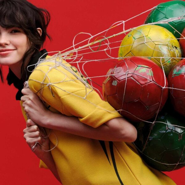Da moda às joias, marcas apostam na paixão pelo futebol em lançamentos para a temporada de jogos
