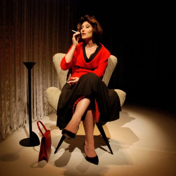 Beth Goulart retorna aos palcos como Clarice Lispector em São Paulo