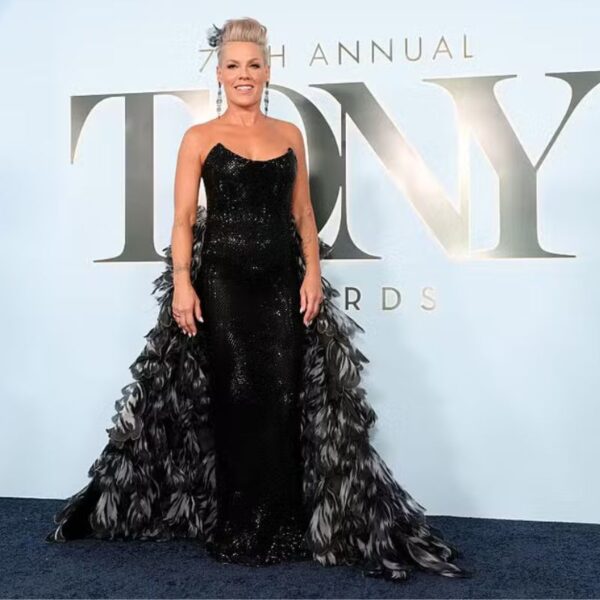 Celebridades movimentam tapete vermelho do Tony Awards 2026