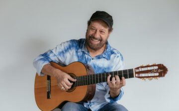 João Bosco celebra 80 anos com álbum ao vivo gravado com orquestra alemã de jazz