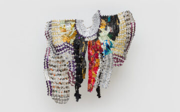 Sandra Lapage transforma cápsulas de café em instalações imersivas em exposição inédita na Galeria Contempo