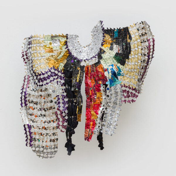 Sandra Lapage transforma cápsulas de café em instalações imersivas em exposição inédita na Galeria Contempo