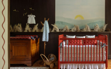 Quarto de bebê inspirado no campo propõe refúgio afetivo e atemporal na CASACOR São Paulo 2026