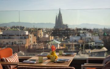 Rooftop em Barcelona transforma o café da manhã em experiência panorâmica
