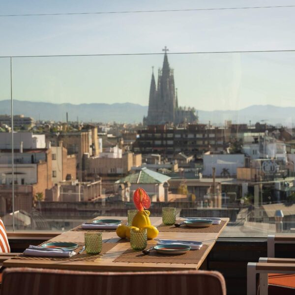 Rooftop em Barcelona transforma o café da manhã em experiência panorâmica