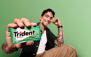 Maluma transforma um gesto cotidiano em código cultural para a Geração Z