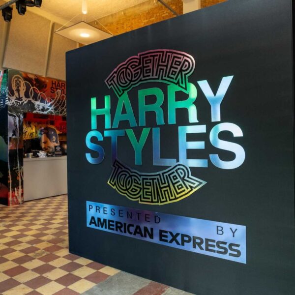 Pop-up oficial de Harry Styles ocupa o Janela, em Pinheiros durante passagem da turnê por São Paulo