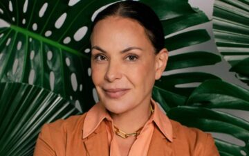 Carolina Ferraz fala sobre desapego e mostra decoração afetiva de seu apartamento
