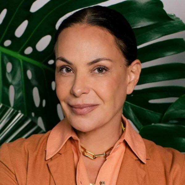 Carolina Ferraz fala sobre desapego e mostra decoração afetiva de seu apartamento