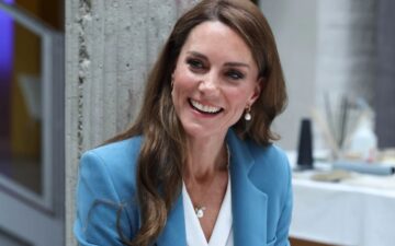 Kate Middleton fala sobre efeitos da quimioterapia em visita a pacientes oncológicos