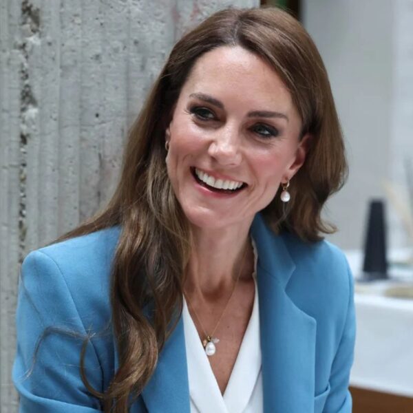 Kate Middleton fala sobre efeitos da quimioterapia em visita a pacientes oncológicos