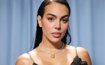 Georgina Rodriguez aposta em look da própria marca durante férias da família