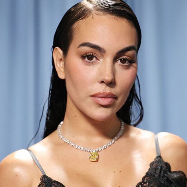 Georgina Rodriguez aposta em look ousado durante férias da família