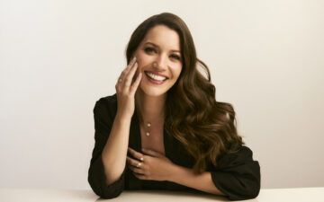 Nathalia Dill celebra novas histórias para a joalheria em campanha