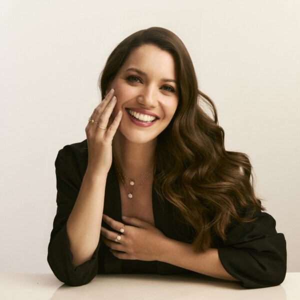Nathalia Dill celebra novas histórias para a joalheria em campanha