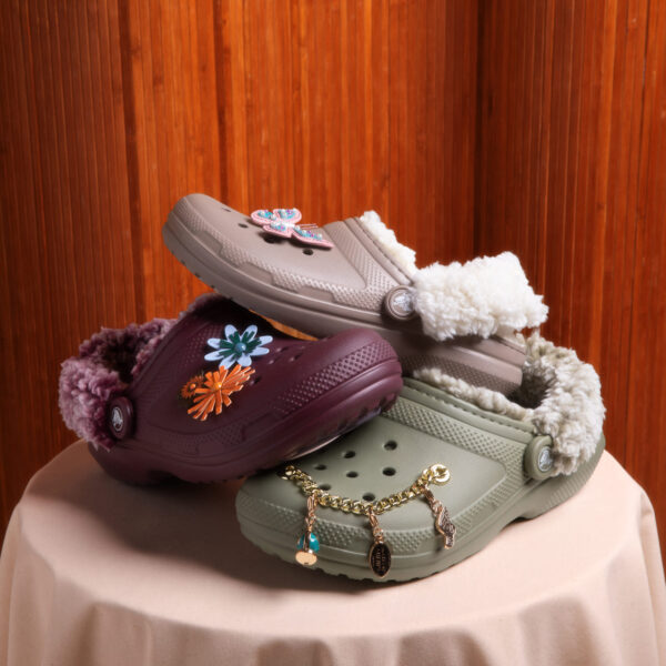 Do conforto ao estilo urbano: clogs ganham novas texturas para o inverno