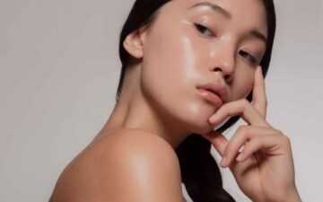 Glass Skin vai além do skincare: 7 pontos que influenciam uma pele luminosa e uniforme