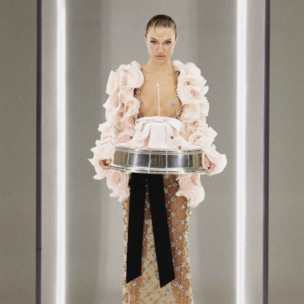 Uma década de moda ganha novas formas em “Icons”