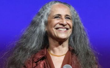 Maria Bethânia volta aos palcos com 24 músicas e novidade no repertório