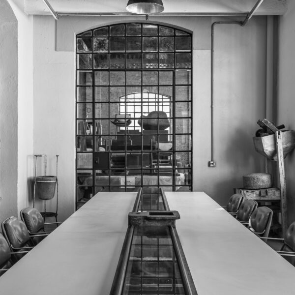 Antiga fábrica de 1908 ganha novo espaço dedicado ao design moderno brasileiro em São Paulo