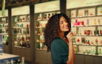 O Boticário transforma fitas olfativas em experiência interativa nas lojas