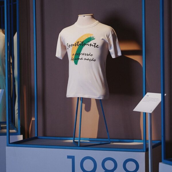 Hering leva memória da camiseta brasileira para exposição inédita em São Paulo