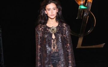 Livia Nunes acompanha desfile da Saint Laurent na Paris Fashion Week