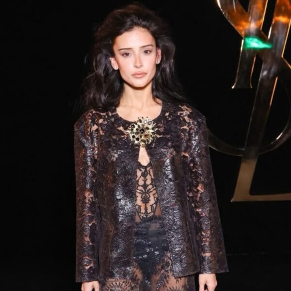 Livia Nunes acompanha desfile da Saint Laurent na Paris Fashion Week