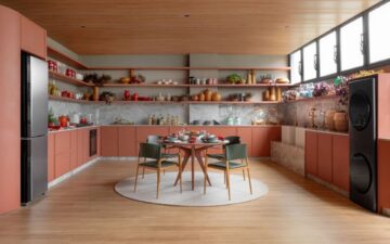 Memória afetiva e referências dos anos 70 inspiram cozinha de 170 m² na CASACOR Santa Catarina