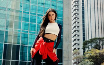 Jade Picon coloca novas proporções do jeans em cena na campanha “Veste e Vai”