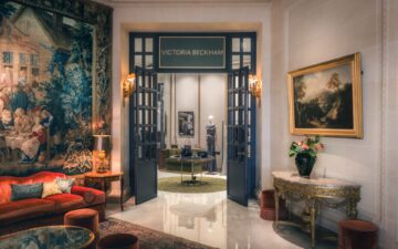 Victoria Beckham inaugura primeira pop-up em hotel no Le Bristol Paris