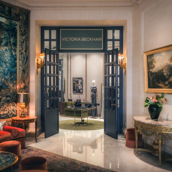 Victoria Beckham inaugura primeira pop-up em hotel no Le Bristol Paris