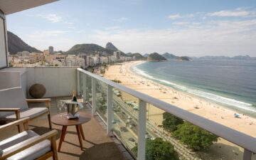 Suítes renovadas e café da manhã no rooftop elevam a experiência em Copacabana