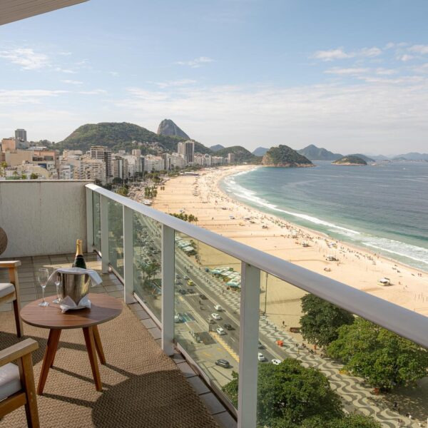 Suítes renovadas e café da manhã no rooftop elevam a experiência em Copacabana