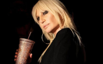 Donatella Versace inaugura nova fase com marca de moda e beleza ao lado da Revolve