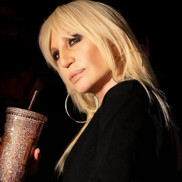 Donatella Versace inaugura nova fase com marca de moda e beleza ao lado da Revolve