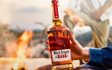 O espírito do Velho Oeste encontra a música sertaneja em noite de whiskey americano