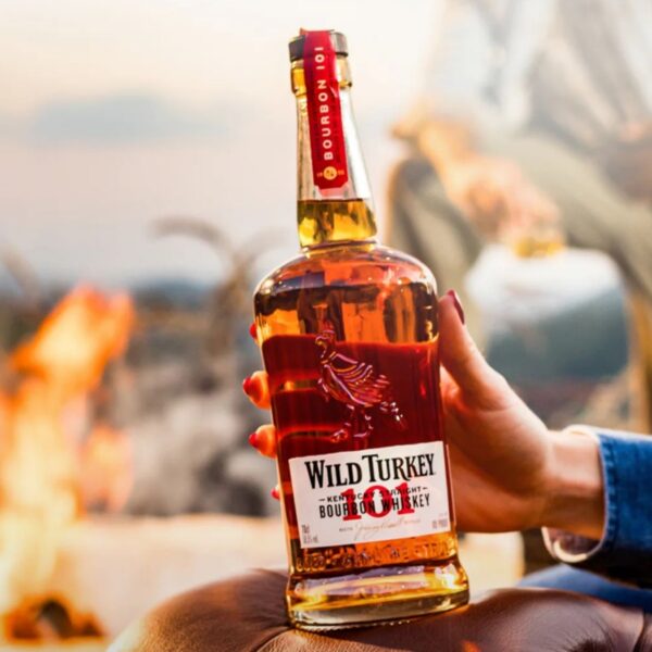 O espírito do Velho Oeste encontra a música sertaneja em noite de whiskey americano