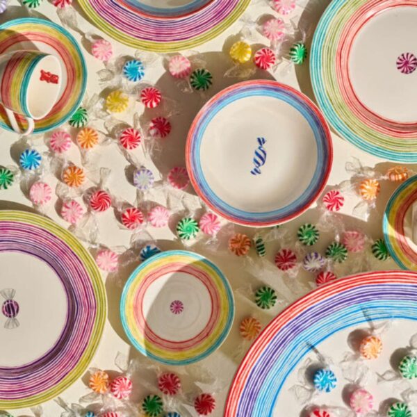 A mesa posta ganha cores, doces e um toque de nostalgia