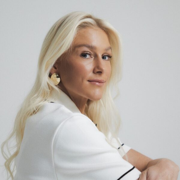 Surfista e medalhista olímpica Tatiana Weston-Webb fala sobre maternidade e o retorno ao circuito mundial de surfe