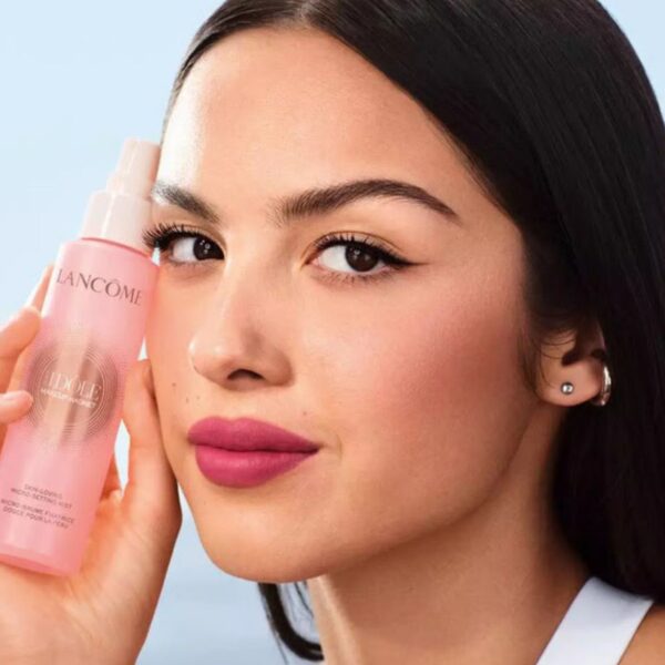 Bruma de maquiagem aposta em longa duração e ativos de skincare