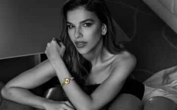 Mariana Rios estrela campanha de relógios inspirados no universo das joias