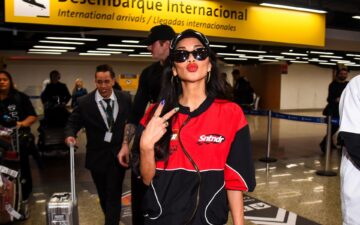 Nicole Scherzinger desembarca em São Paulo com jaqueta exclusiva inspirada na F1