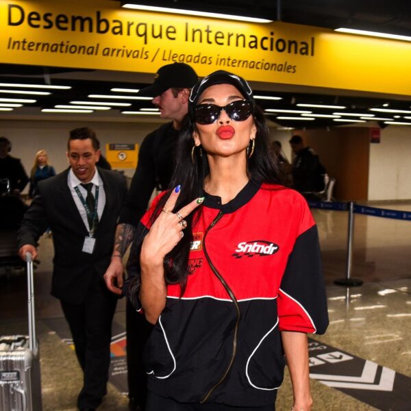 Nicole Scherzinger desembarca em São Paulo com jaqueta exclusiva inspirada na F1